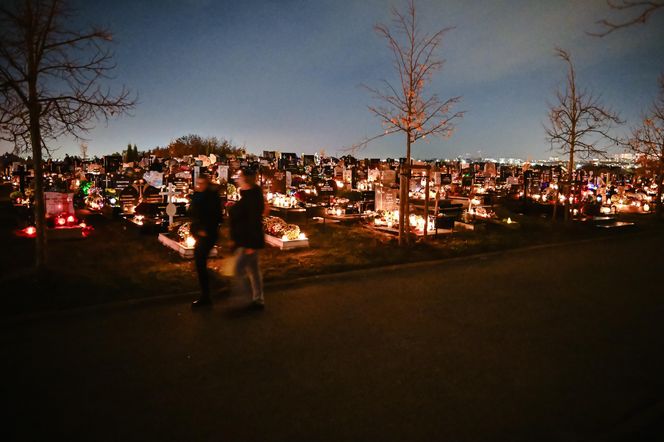 1 listopada na Cmentarzu Łostowickim w Gdańsku. Tak wygląda w dniu Wszystkich Świętych