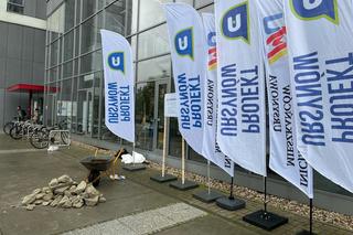 Przed urzędem dzielnicy zbudowano kolejne „Lapidarium”. „Mamy dość urzędniczych absurdów”