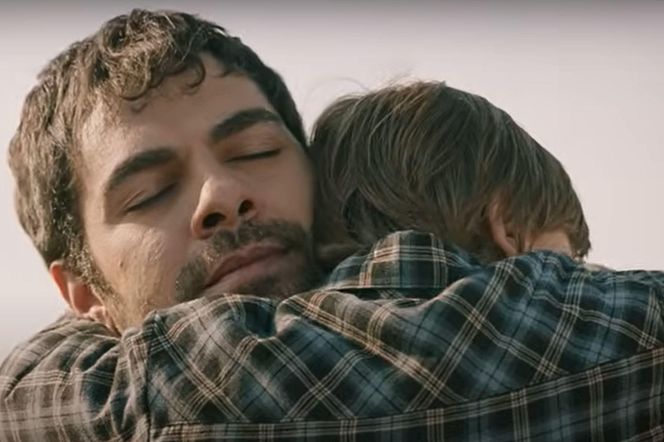 Halil tuli w ramionach swojego synka 