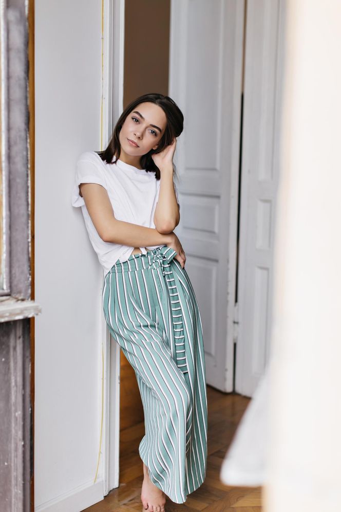 Spodnie culotte to must have tego lata. Jak je nosić w modnym stylu? 