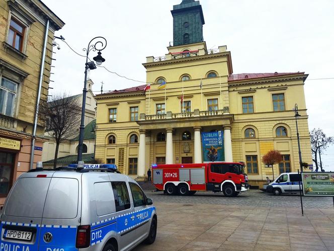 Straż pożarna i policja przed lubelskim ratuszem. Co się stało? 