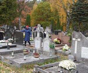 Tłumy na cmentarzu przy ul. Poprzecznej. Olsztynianie odwiedzają groby bliskich [ZDJĘCIA]