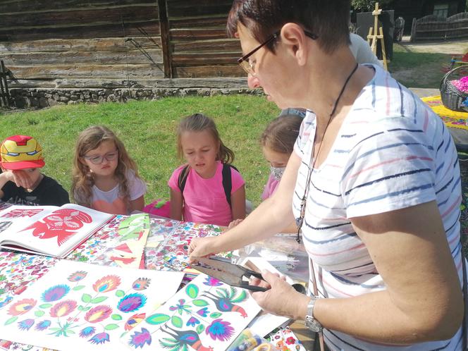 Warsztaty ludowej wycinanki w radomskim skansenie