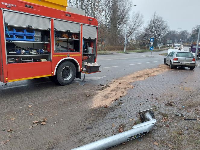 Osobówka uderzyła w latarnię na Piłsudskiego w Starachowicach