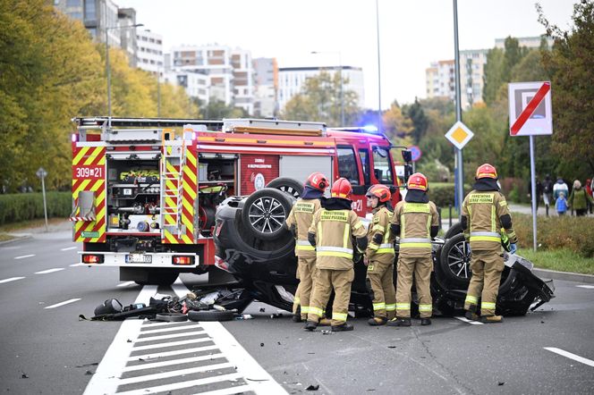 Dachowanie w Warszawie! Wcześniej na tej ulicy doszło do śmiertelnej masakry