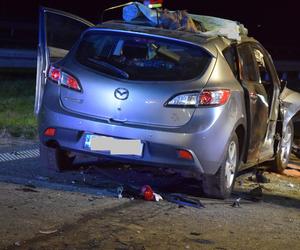 Samochód osobowy wbił się pod ciężarówkę. Groźny wypadek niedaleko Śmigla