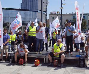 Protest pracowników PKP Cargo we Wrocławiu. Pracę ma stracić prawie 400 osób 