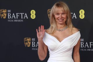 Nie poznacie Pameli Anderson na tych zdjęciach! Wpadła całą na biało, suknia piękna, towarzystwo też