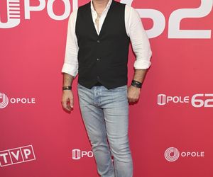 Konferencja prasowa 62. edycji Krajowego Festiwalu Polskiej Piosenki w Opolu. Tłum gwiazd na czerwonym dywanie