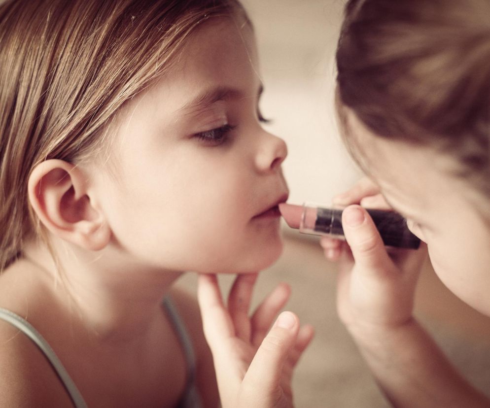 Co się dzieje, gdy dziecko bawi się szminką? Kosmetyczne ryzyko, o którym się milczy