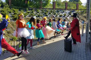  Dzień Dziecka pod oknami Centrum Pediatrii w Sosnowcu. Były bańki mydlane i pokazy sztuczek [ZDJĘCIA]
