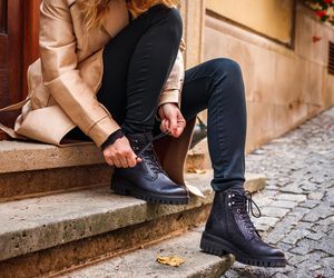 Ból kolan, pleców, zmęczenie? Przyczyna może czaić się w ulubionej parze butów