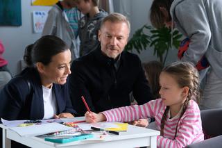 M jak miłość odc. 1701. Andrzej Budzyński (Krystian Wieczorek), dziewczynka z Ukrainy - Nadia (Mira Fareniuk), Magda (Anna Mucha)