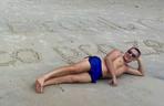 Marcin Mroczek na plaży w Brazylii