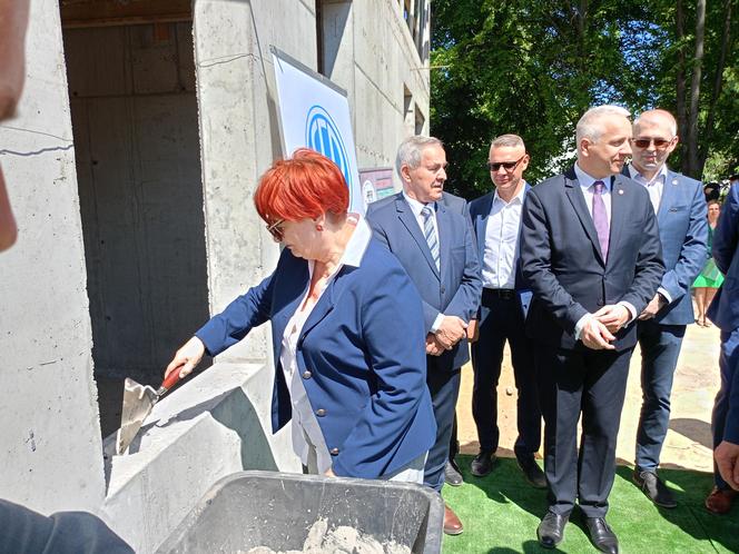 W ścianie budynku powstającego Branżowego Centrum Umiejętności w branży elektroenergetyki zamurowana została także kapsuła czasu