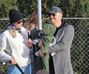 Krzysztof Ibisz z rodziną na spacerze