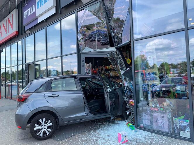 Huknął autem w witrynę sklepu. Drogowa groza w Radzionkowie 