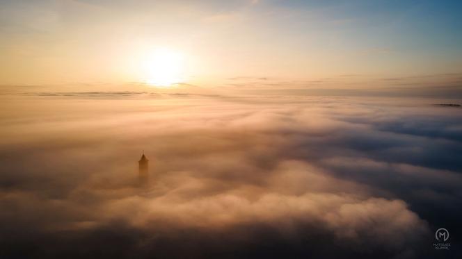 Wow! Ogromna mgła przykryła mazurskie miasteczko. Zobacz niesamowite fotografie