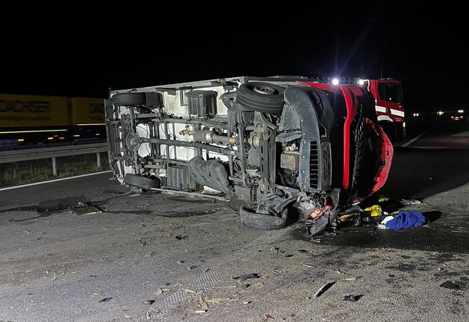 Wypadek na autostradzie A1. Dachował dostawczak