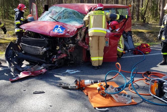 Koszmarny wypadek w Łódzkiem: Senior jechał swoim VW wprost pod pędzącą ciężarówkę!