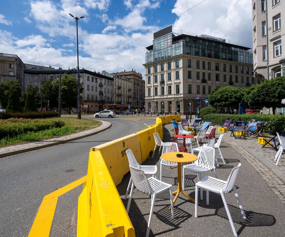 Plac Zbawiciela z węższą jezdnią