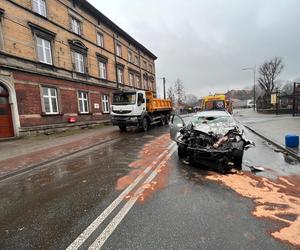 69-latek wjechał w ciężarówkę. Zakleszczonego kierowcę musieli ratować strażacy [ZDJĘCIA]