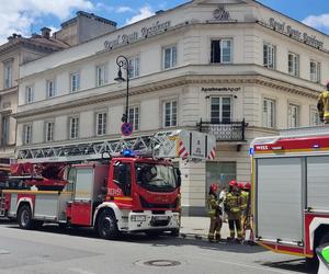 Malutkie dziecko chodziło po parapecie na drugim piętrze kamienicy. Wstrząsające sceny w Warszawie