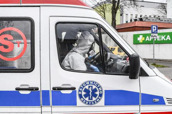 Karetka podczas ewakuacji szpitala z powodu koronawirusa