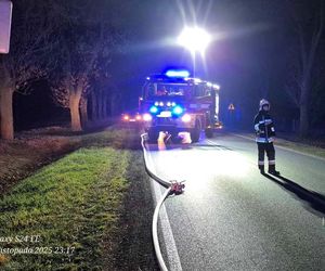 Na DK 63 auto stanęło w płomieniach po zderzeniu z innym samochodem