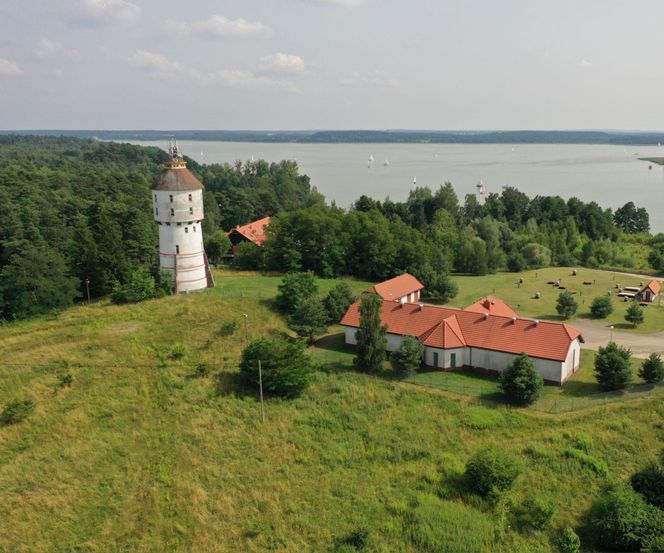 Wieża ciśnień nad jeziorem na Mazurach do wynajęcia. Kto może skorzystać z oferty?