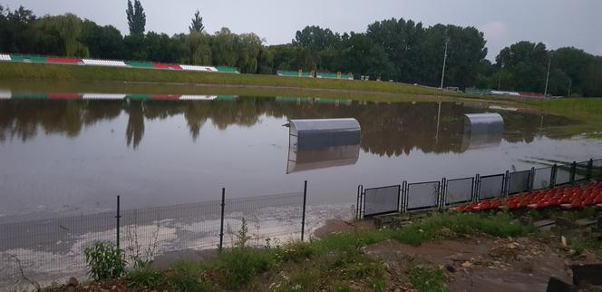 Skutki burz na Śląsku. Zalane ulice, stadion pod wodą! [ZDJĘCIA]