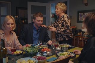 M jak miłość odc. 1813. Dorota Kawecka (Iwona Rejzner), Bartek (Arkadiusz Smoleński), Barbara (Teresa Lipowska), Marysia (Małgorzata Pieńkowska)