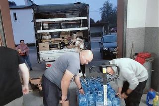 Piękny gest. Anonimowy darczyńca przekazał powodzianom setki par butów i ciepłych skarpet [ZDJĘCIA]