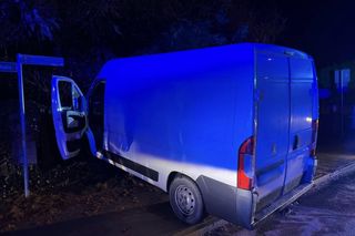 Pijany policjant wjechał w ogrodzenie i uciekł z miejsca zdarzenia. Wybiegł z auta i ukrył się na polach