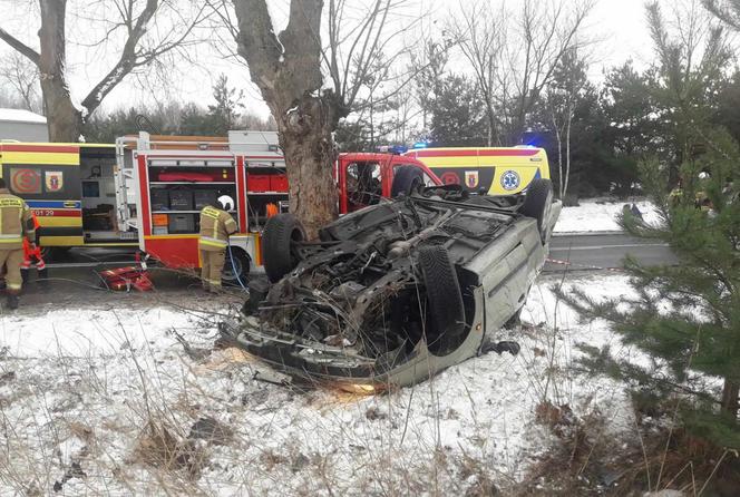 Potworny wypadek w Rozprzy! Auto 19-latki owinęło się wokół drzewa