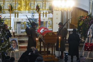 Mieszkańcy Mszczonowa żegnali swojego burmistrza. Trumnę z ciałem wystawili przed ratuszem