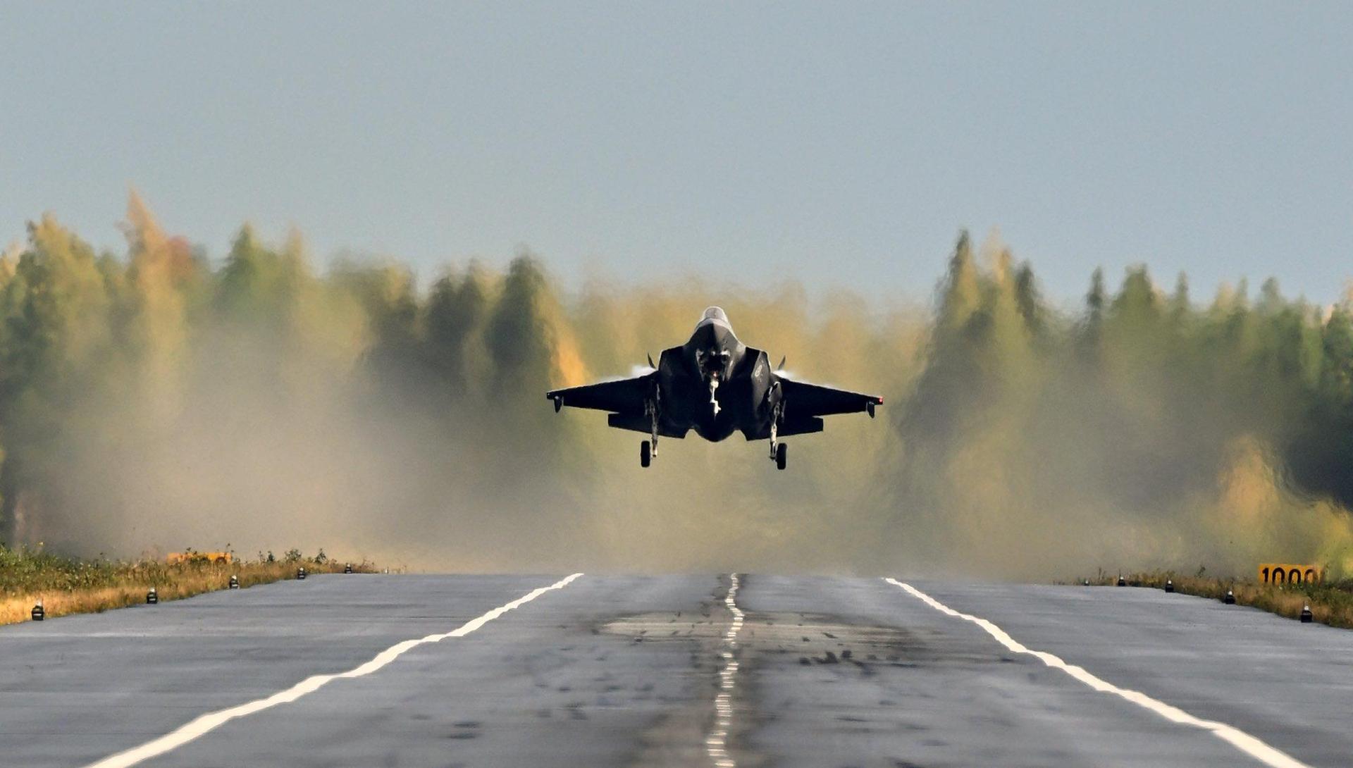 Norewski F-35A ląduje na drodze 