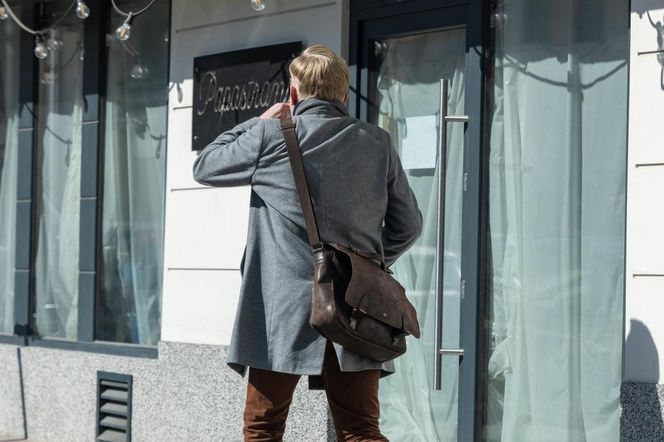 Arkadiusz Janiczek wychyla małpkę w samo południe