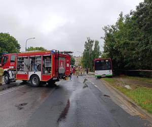 Autobus staranował przystanek. Dramatyczna relacja. „Kilka osób pod autobusem”