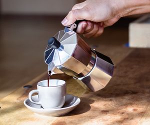 Już jeden plasterek do kawy wystarczy. Pobudzi ospałe jelita i skutecznie je oczyści