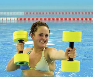 Zalety aqua aerobiku: ćwiczenia w wodzie nie tylko na cellulit