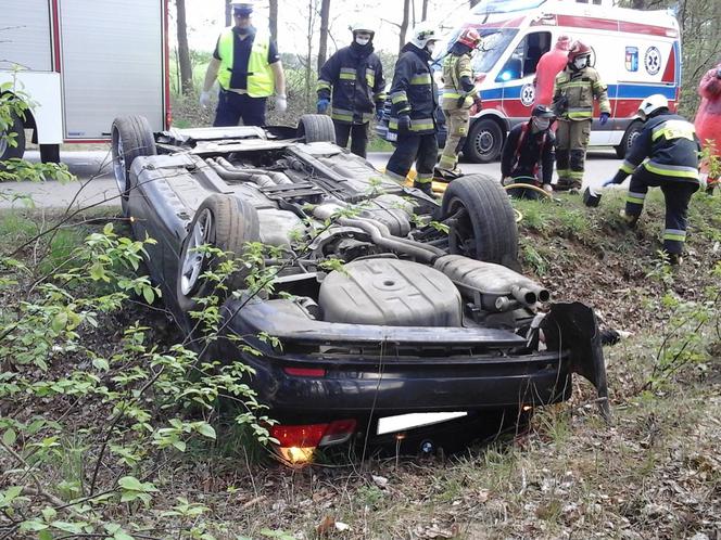 Tragiczny wypadek pod Bielskiem Podlaskim. Dachowanie BMW. Kierowca zginął na miejscu