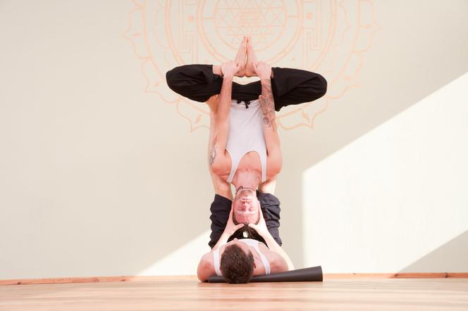 Acroyoga — czym jest joga z elementami akrobatyki?