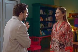 Barwy szczęścia odc. 2910: Kajtek (Jakub Dmochowski), klientka (Agnieszka Gajdek)