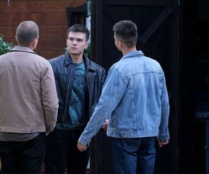 M jak miłość odc. 1882. Mateusz (Rafał Kowalski), Janek Winiar (Jakub Sirko), Tomek Kubicki (Chris Cugowski)