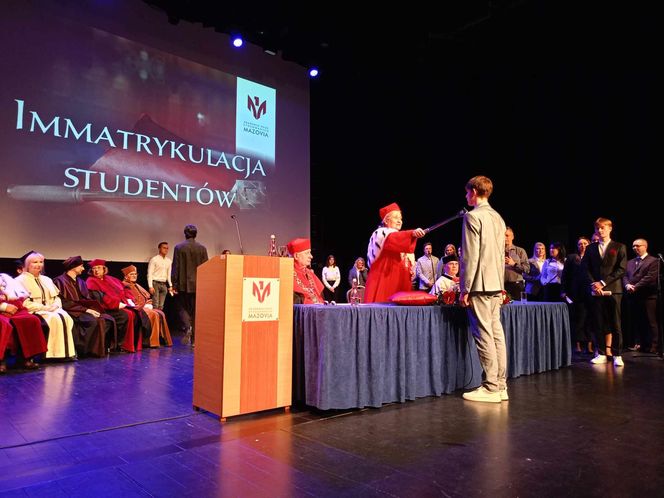 Podczas uroczystej ceremonii inauguracji nowego roku akademickiego 2024/2025 odbyła się tradycyjna immatrykulacja studentów i studentek pierwszego roku.