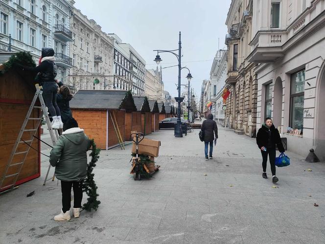 Rozpoczęły się przygotowania do jarmarku bożonarodzeniowego. Zobacz, kiedy oficjalnie się rozpocznie