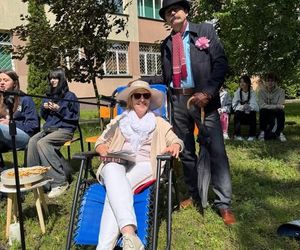 Czytanie na trawie w siedleckim Ekonomiku
