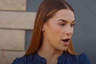 W domu zjawi się policja i zakuje ją w kajdanki.