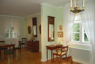 Wnętrze w stylu Biedermeier. Charakterystyczna forma krzeseł i foteli oraz ram luster. 